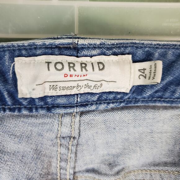 Torrid Denim Womens Embroidered Flower Cut Off Stretch Shorts Size 24 - Picture 3 of 8
